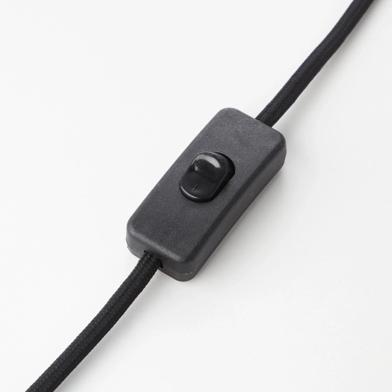 Detailaufnahme: Schwarzer Schnurzwischenschalter der Brilliant Tischleuchte Swivel.