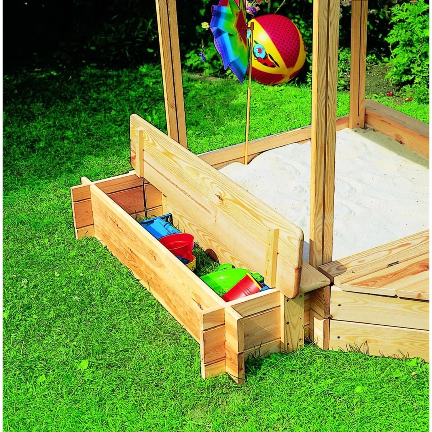 Promadino Sitz- und Bugbox Zubehör für Sandkasten Peter, aus Kiefernholz mit Spielzeug.