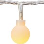 Nahaufnahme: Warmweiße LED Lichterkette für Außen-Dekoration.