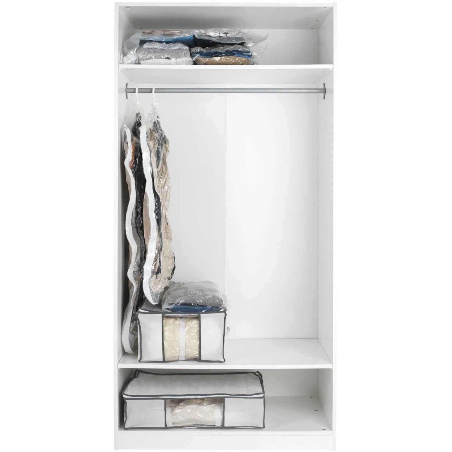 Wenko Vakuum-Beutel Cube S im Kleiderschrank zur textilen Aufbewahrung und Platzersparnis.