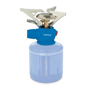 Campingaz Gaskocher Twister Plus PZ mit blauer Kartusche und silbernen Topfauflagen.
