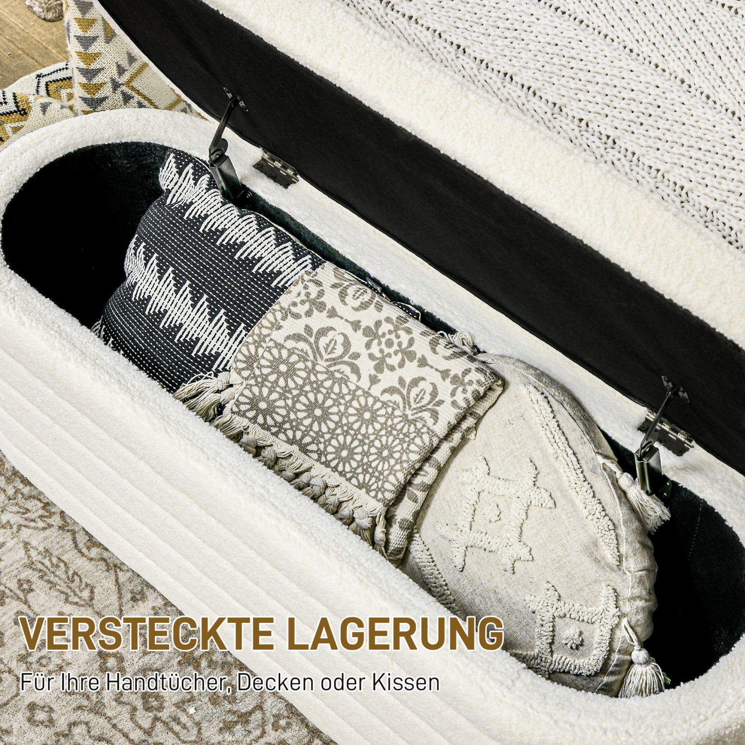 Offene, cremeweiße Sitzbank mit Stauraum und Kissen. Möbel für Wohnraum.