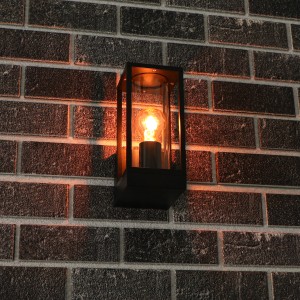 Eckige, schwarze LED`s light Außenwandleuchte mit Glaszylinder und warmweißem Licht.