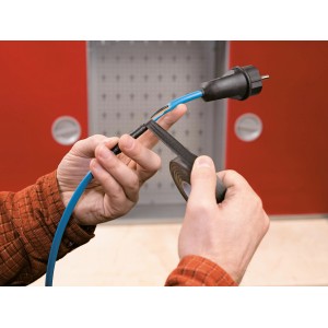 Anwendung von selbstverschweißendem Isolierband (schwarz) an einem Kabel.