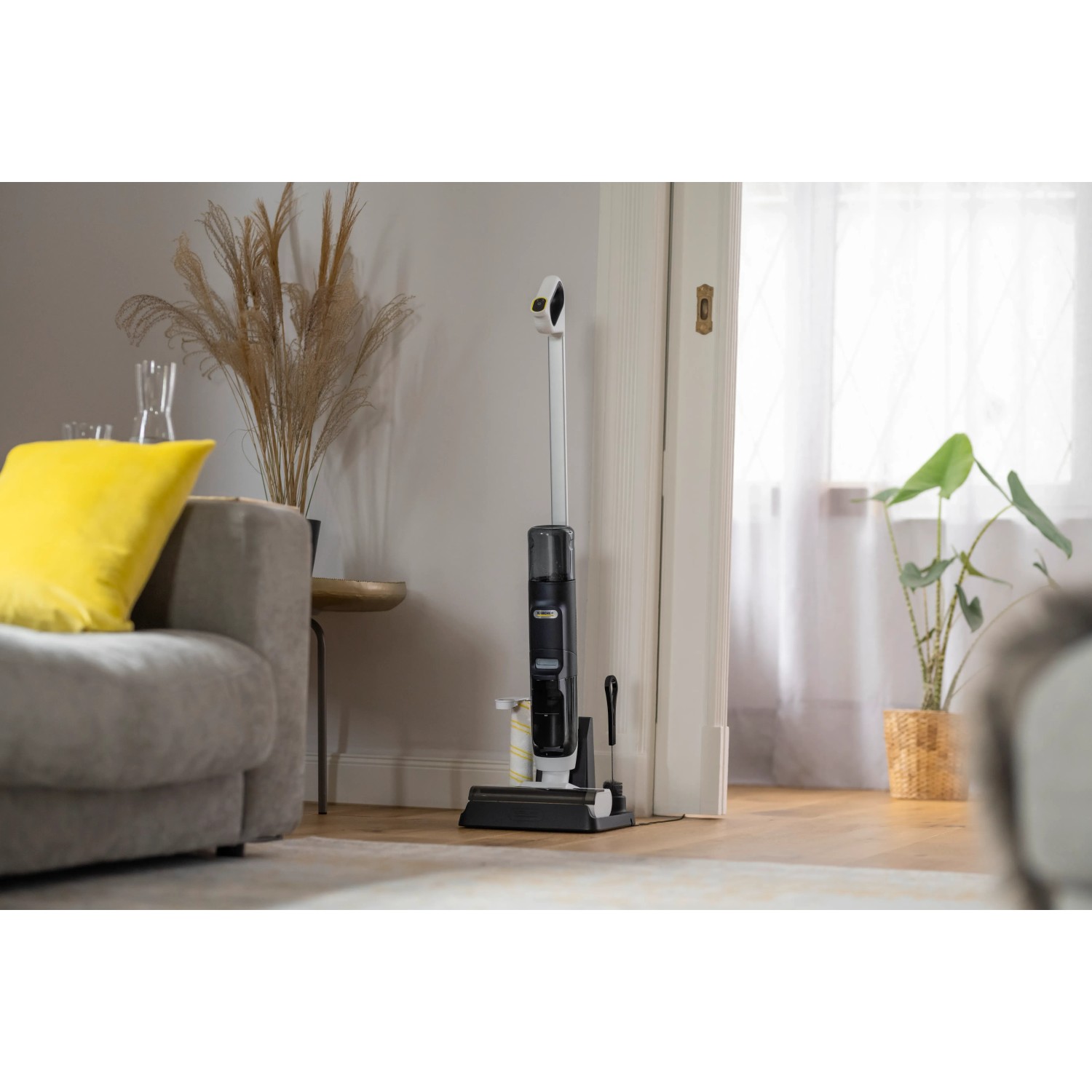 Kärcher Akku-Saugwischer FCV 3 zum Saugen, Wischen und Trocknen auf Holzboden im Wohnzimmer.
