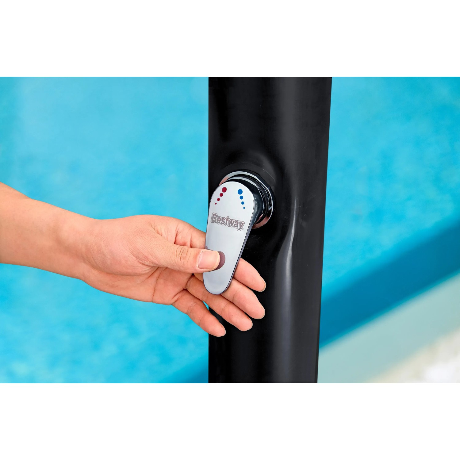Detailaufnahme: Hand bedient Temperaturregler der Bestway Solarflow Gartendusche.