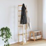 Heller Bambus Kleiderständer mit Kleiderstange, seitlichen Haken und zwei Ablagen für Garderobe.