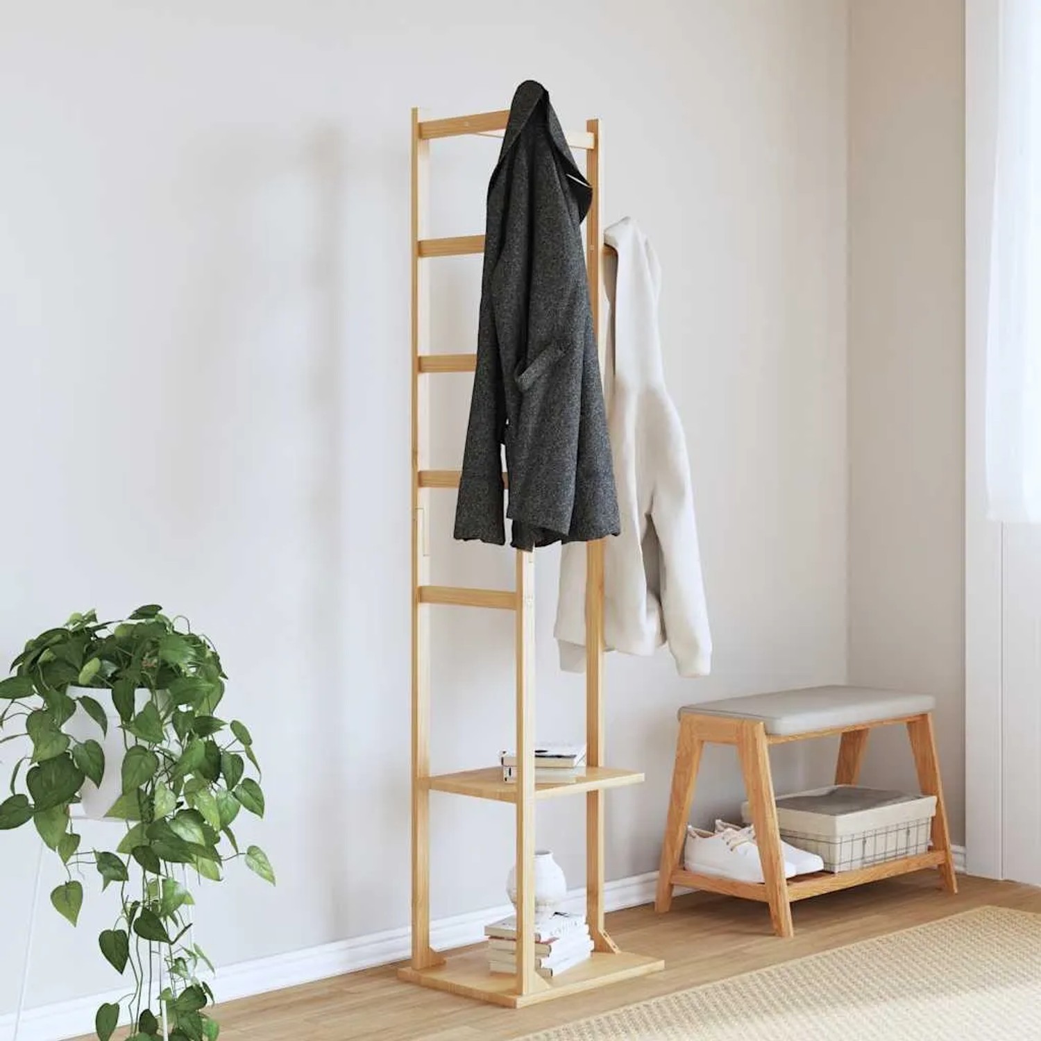 Heller Bambus Kleiderständer mit Kleiderstange, seitlichen Haken und zwei Ablagen für Garderobe.