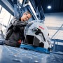 Bosch Professional GCD 18V-355 Metalltrennsäge in Aktion mit Arbeiter. Präzise Schnitte für Metall.