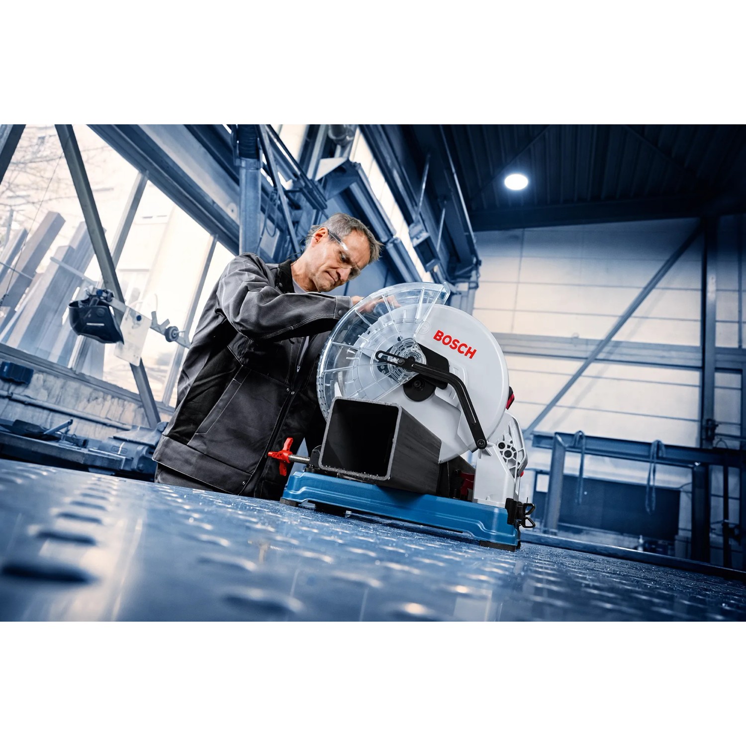 Bosch Professional GCD 18V-355 Metalltrennsäge in Aktion mit Arbeiter. Präzise Schnitte für Metall.