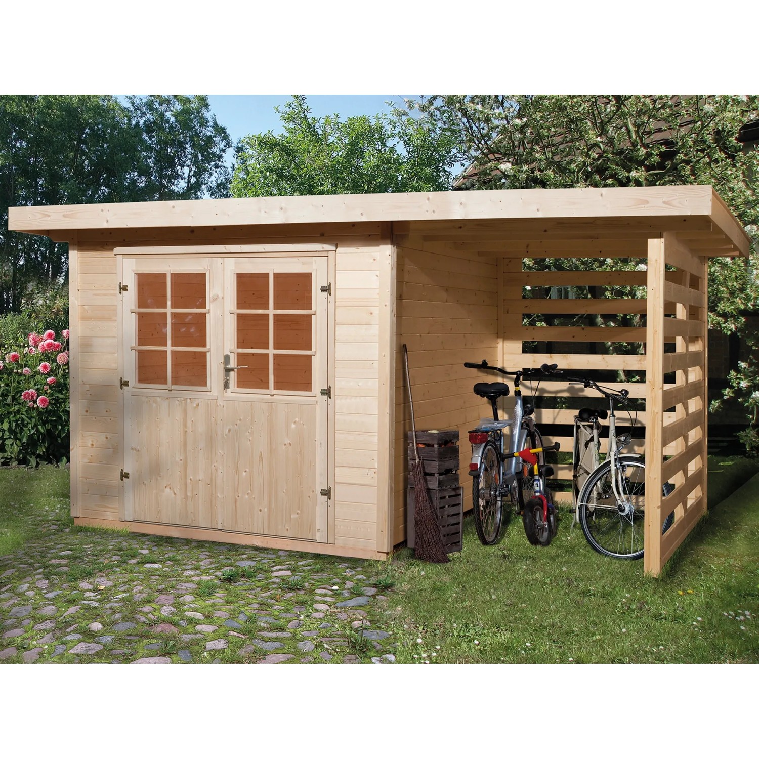 OBI Holz-Gartenhaus La Spezia mit Anbaudach, Fahrrädern und Gartengeräten im Garten.