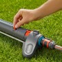 Gardena AquaZoom S Viereckregner in Nutzung auf Rasen, Detailaufnahme der Einstellung.
