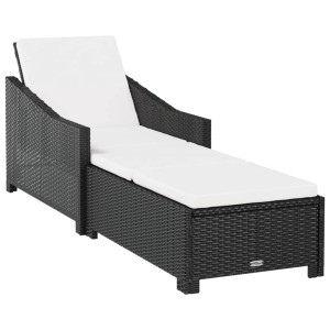 Schwarze furnicato Sonnenliege aus Polyrattan mit cremeweißer Auflage.