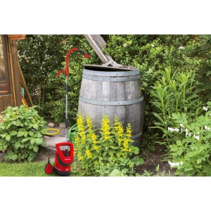 Einhell GE-SP 3546 RB Regenfasspumpe im Garten mit Regentonne und Blumen.