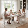 Weiße HOMCOM Essgruppe aus Kiefernholz mit rechteckigem Tisch und 4 Stühlen, Familie im Esszimmer.
