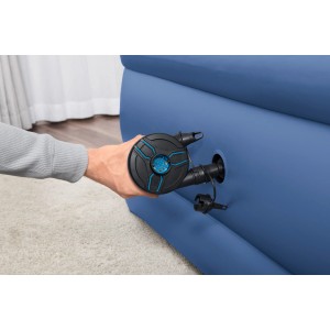 Bestway PowerTouch akkubetriebene Elektropumpe beim Aufpumpen einer Luftmatratze.