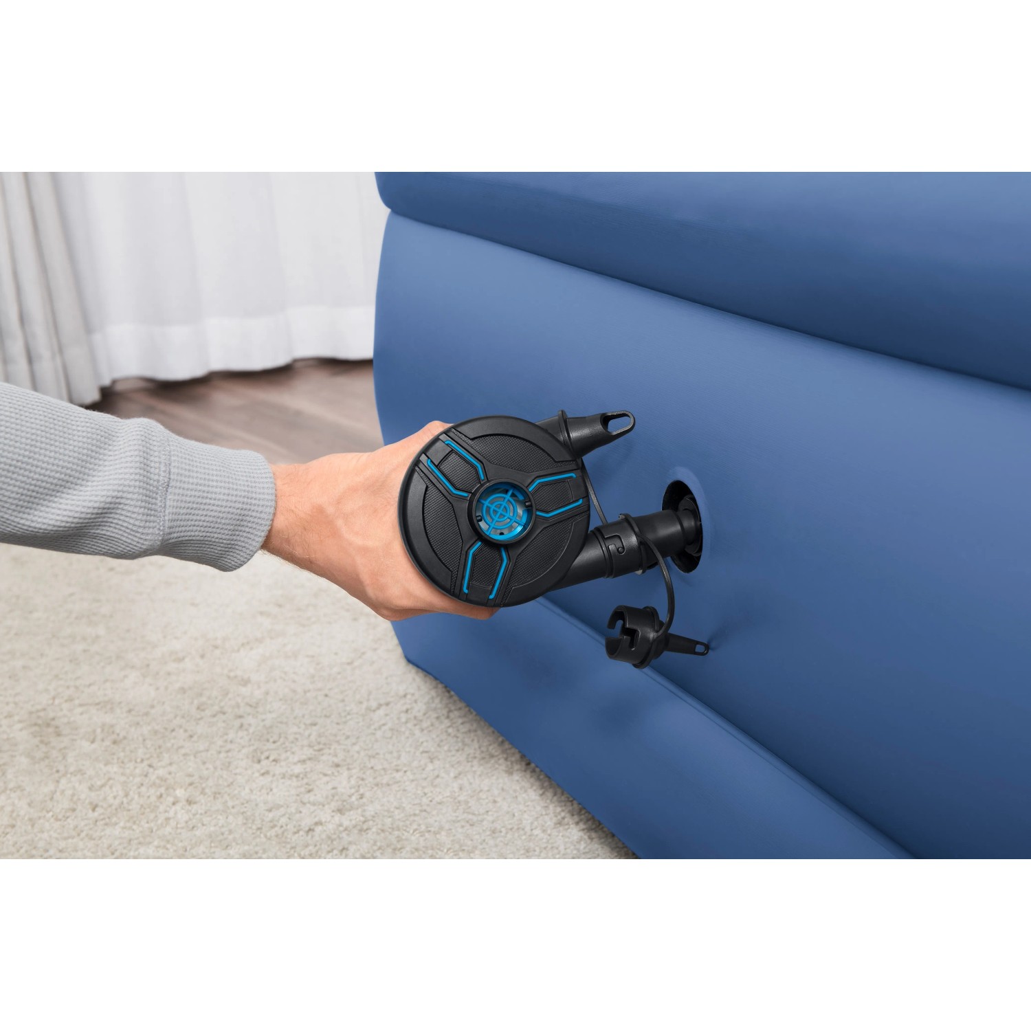 Bestway PowerTouch akkubetriebene Elektropumpe beim Aufpumpen einer Luftmatratze.