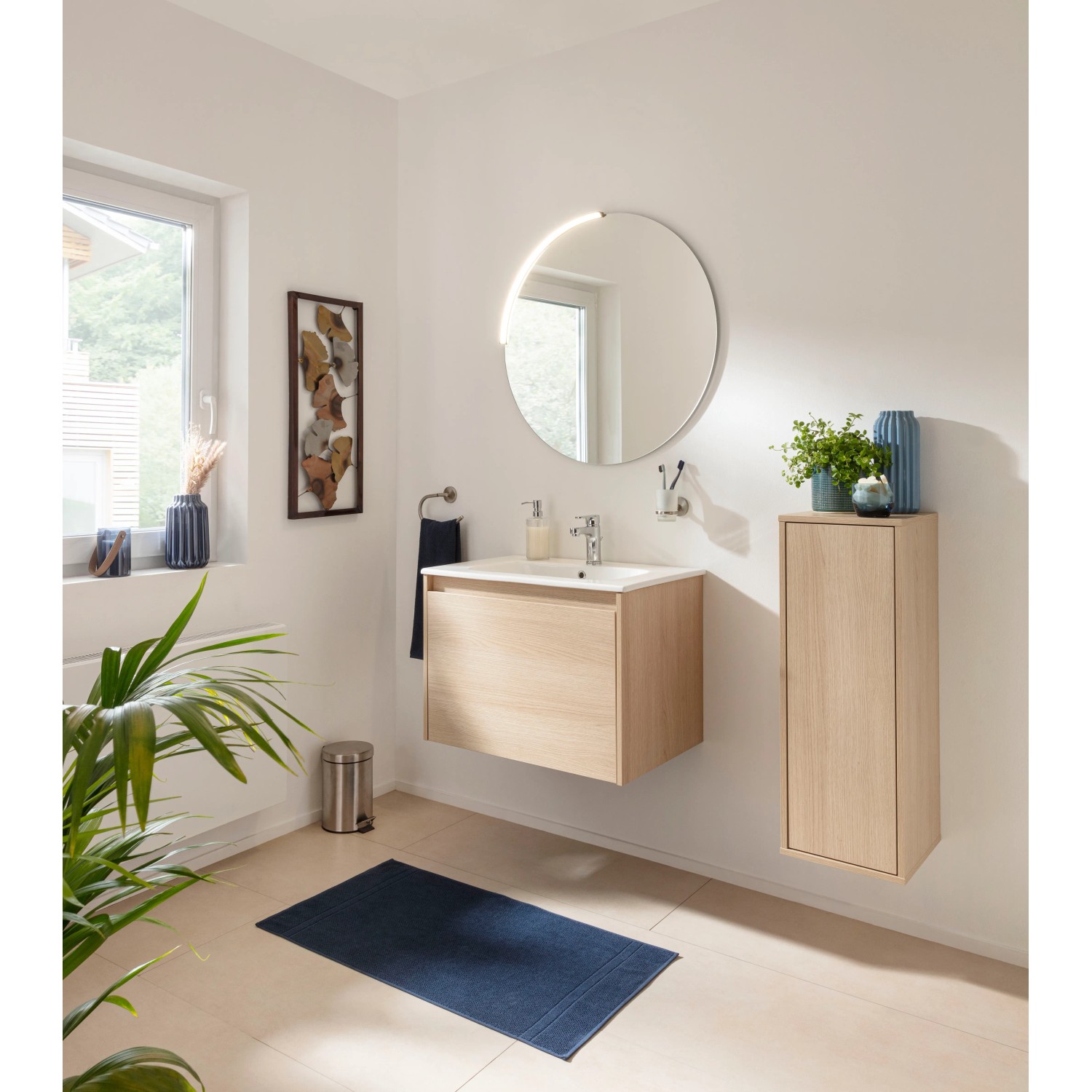 Modernes Badezimmer mit Fackelmann Spiegel Moon (80cm) mit LED-Beleuchtung und Waschtischunterschrank.