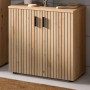 Inn.Furn Livia Waschbeckenunterschrank in Artisan Eiche Dekor mit Leistenoptik, zwei Türen und schwarzen Griffen.