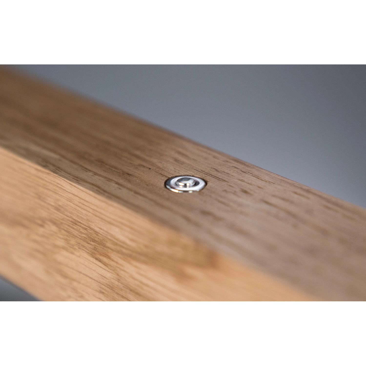 Detailaufnahme: Holz-Element mit Schraube der Fischer & Honsel LED-Pendelleuchte Straßburg.