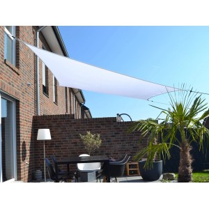 Weißes Floracord Vierecksonnensegel (300x400 cm) über einer Terrasse mit Tisch und Stühlen.