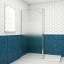 Walk-in Dusche mit satiniertem Glas, Streifen, 30cm Flipper und verchromtem Rahmen in modernem Bad.