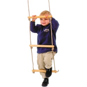 Kind klettert auf Happy People Kinder-Strickleiter mit 5 Holzsprossen, Länge 200 cm.