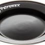 Schwarzer Petromax Emaille-Teller mit Edelstahlrand. Robustes Grillutensil für Outdoor & Küche.