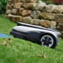 Ecovacs Goat A3000 Mähroboter in Weiß-Schwarz auf Rasen, Steigung bis 50%.