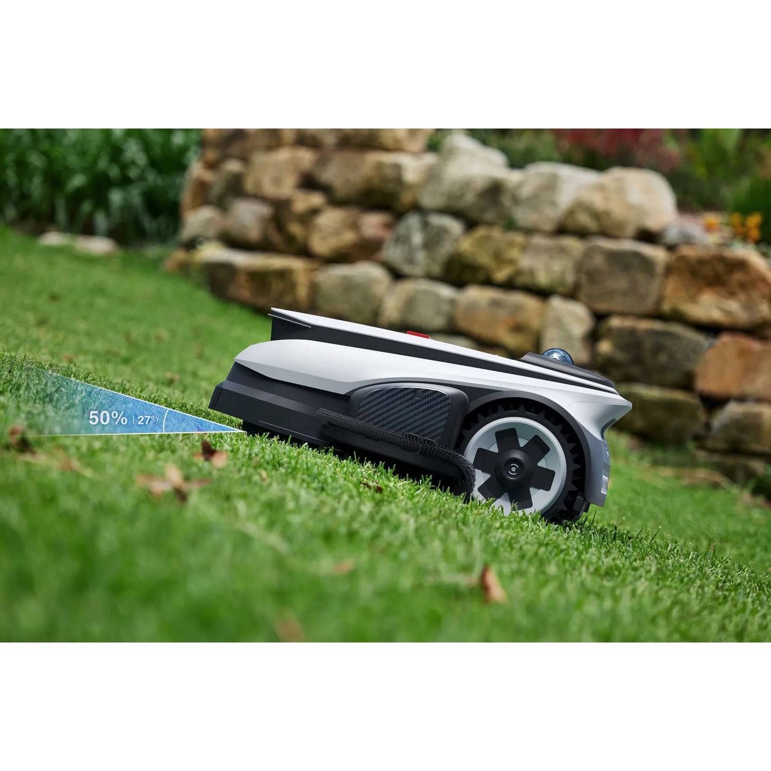 Ecovacs Goat A3000 Mähroboter in Weiß-Schwarz auf Rasen, Steigung bis 50%.