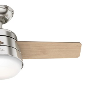 HUNTER Deckenventilator Finley Nickel mit Holzflügel und Beleuchtung.