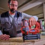 Einhell Akku-Nagler Fixetto 18/50 N im Einsatz, rote Akku-Nagelpistole mit Handwerker