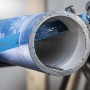 Bosch Expert Säbelsägeblatt S 1750 RD schneidet ein blaues Zementrohr.