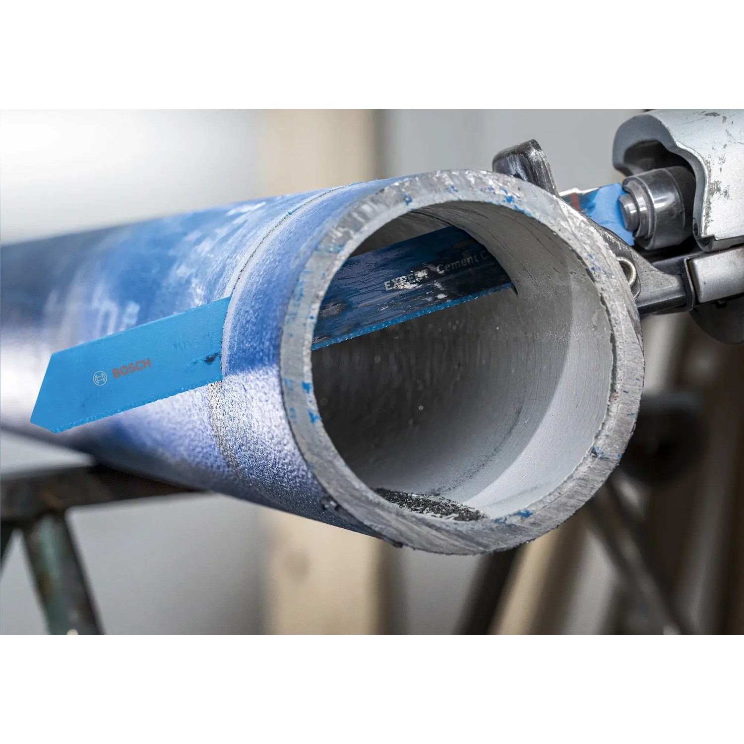 Bosch Expert Säbelsägeblatt S 1750 RD schneidet ein blaues Zementrohr.