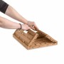 Braune PROREGAL Klappbox Active Lock im Holzdekor wird von Händen aufgefaltet.
