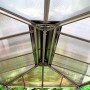 Innenansicht des Palram Canopia Martinique Gartenpavillons mit Dach aus Doppelstegplatten.
