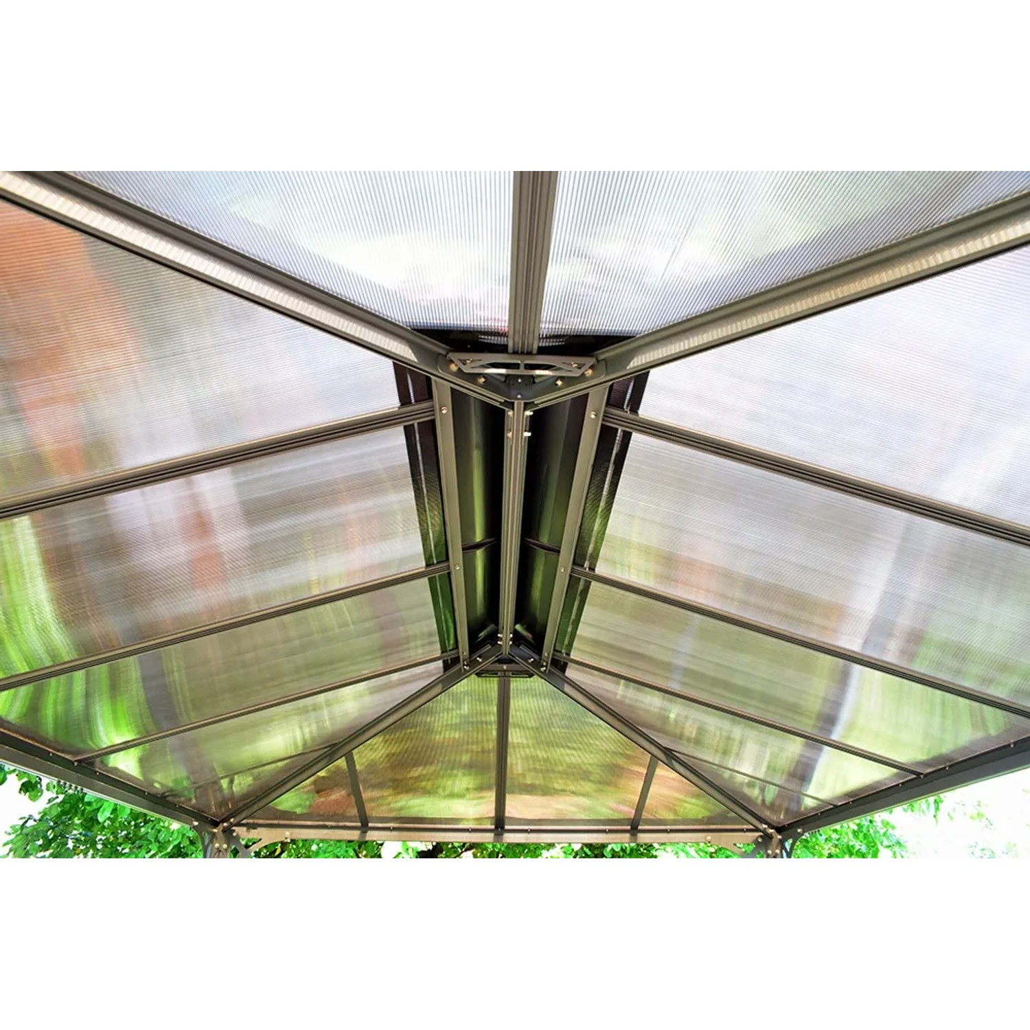 Innenansicht des Palram Canopia Martinique Gartenpavillons mit Dach aus Doppelstegplatten.