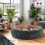 Graues, rundes Tectake Hundebett Maja mit Plüsch und erhöhtem Rand, darin schlafender Hund und Katze.