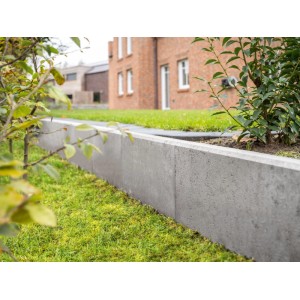 Grauer Diephaus L-Stein (40x40x30x7 cm) zur Einfassung und Geländestabilisierung im Garten.