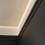 Weiße ORAC DECOR C396 Eckleiste für indirekte Beleuchtung im modernen Design.