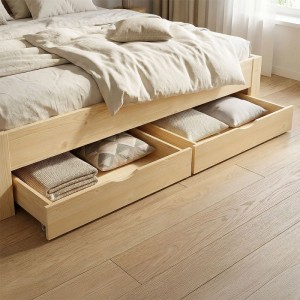 Zwei naturfarbene Kiefernholz-Bettkästen auf Rollen unter einem Bett, gefüllt mit Kissen und Decken. Praktischer Stauraum.