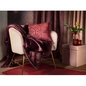 Dekoratives Kissen Blush Bordeaux Rot 45x45 cm auf Sessel mit Decke und Deko.