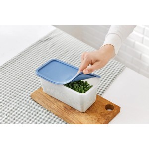 Rotho Gefrierdose Domino, 1,5L, blau, 3er-Set mit Erbsen, auf Holzbrett.