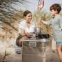 Enders Kartuschen-Gaskocher Maveriq Z beim Camping mit Familie. Kompakter Kocher mit Topf auf einem Campingtisch.