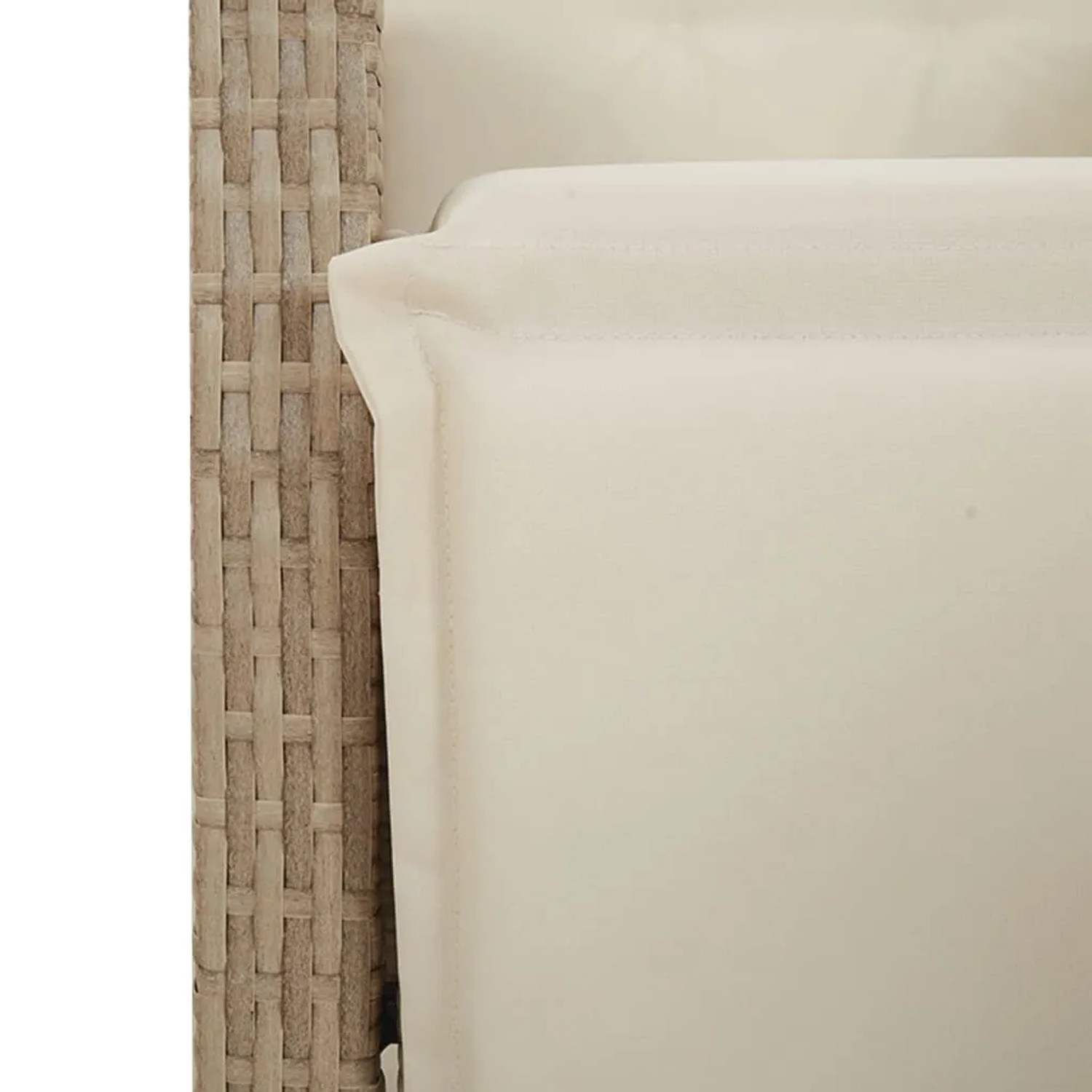 Detailansicht: Beige Poly Rattan Gartenmöbel Bistro-Set mit cremeweißen Kissen.