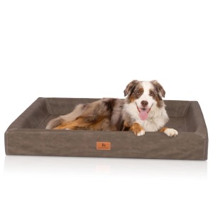 Braunes Knuffelwuff Hundebett Austin aus Kunstleder mit Hund.