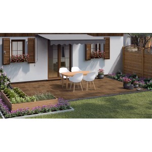 Verlegte Akazie Klickfliesen (6 Stk.) auf Terrasse mit Gartenmöbeln und Pflanzen. Holzfliesen für den Außenbereich.
