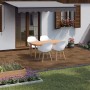 Verlegte Akazie Klickfliesen (6 Stk.) auf Terrasse mit Gartenmöbeln und Pflanzen. Holzfliesen für den Außenbereich.