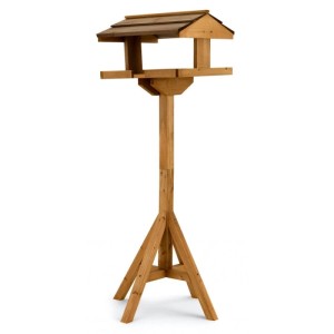 Moorland Vogelhaus aus Holz mit dunklem Dach und stabilem Ständer.