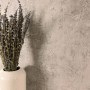 Newroom Vliestapete Milya Cool Brown Betonoptik mit Lavendel in Vase.